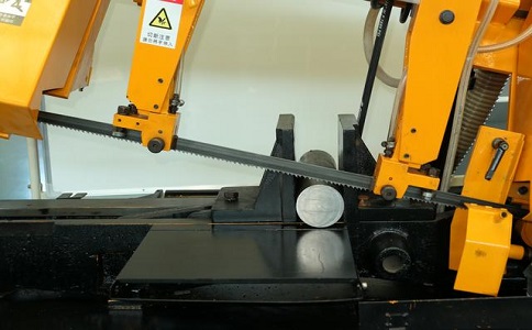 名山数控带锯床自动送料精度会出现偏差吗？